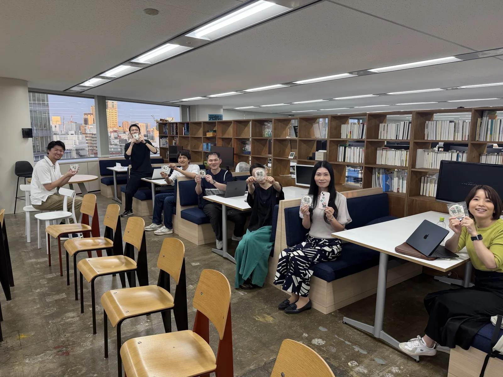 開場前、aimarkせんべいを手にするaimarkメンバー・運営メンバー