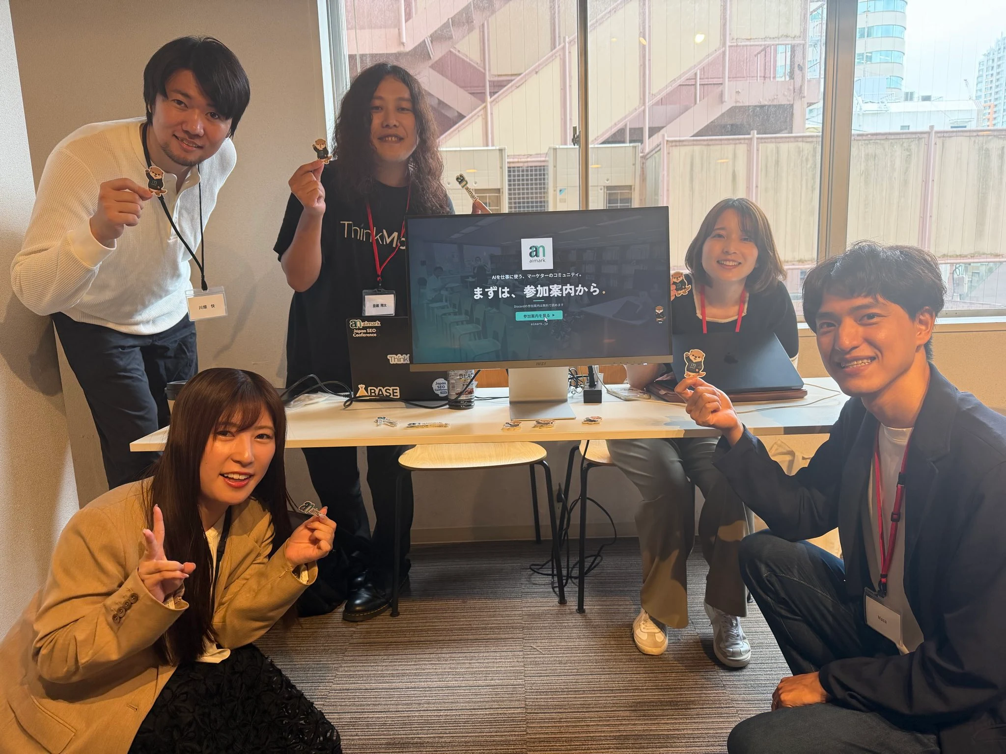 JADEconのAIMARKブースに集まったメンバーと展示
